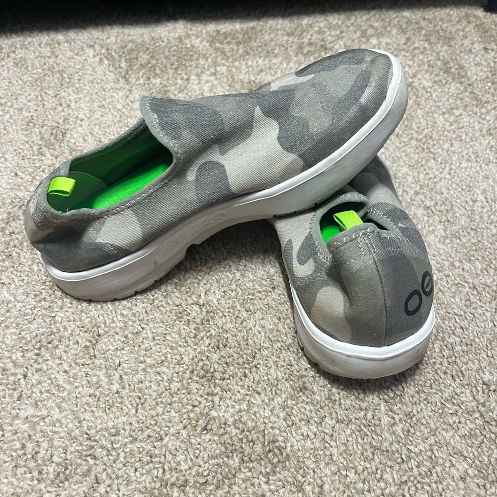 OOFOS Gray Camouflage Slip-On Shoes